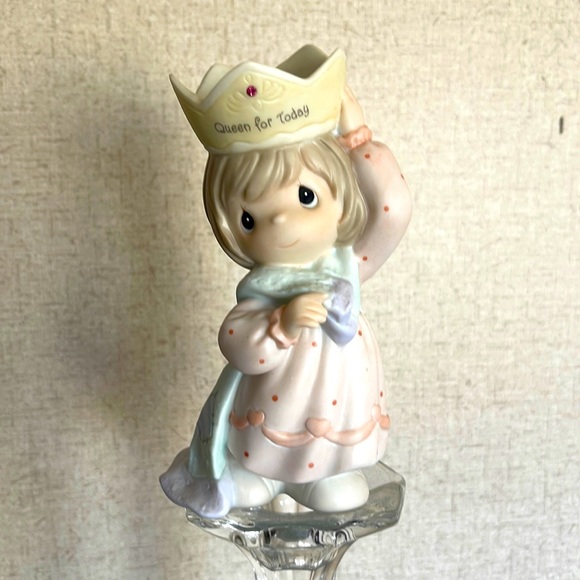 Super cute! Precious Moments Mothers Day “Queen for the Day” figurine Excellent - Picture 1 of 6